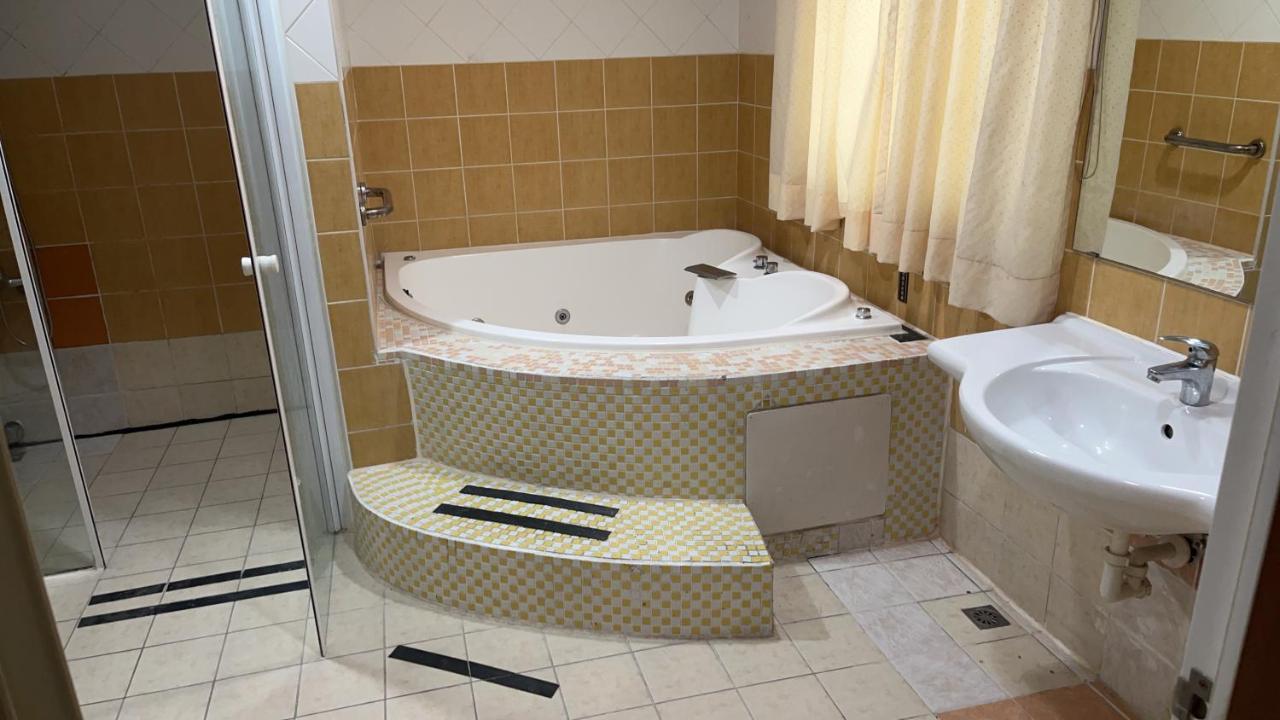 Hua Xiang Motel - Fengshan Kaohsziung Kültér fotó